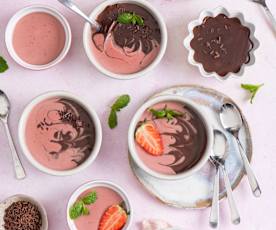 Dwukolorowy budyń kakaowo-truskawkowy