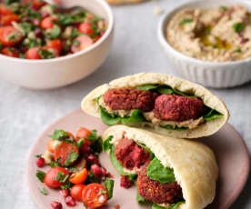 Falafel Harissa cu sfeclă roșie; Humus condimentat cu sumac; salată de roșii și rodii cu pitta perfectă