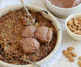 Apple crisp con helado de banana y frutilla