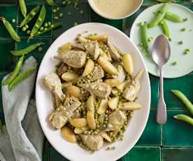 Alcachofras com chalotas e ervilhas e batatinha nova