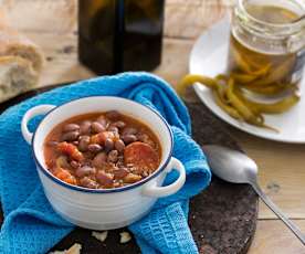 Alubias tolosanas con chorizo y tocino en cocción lenta