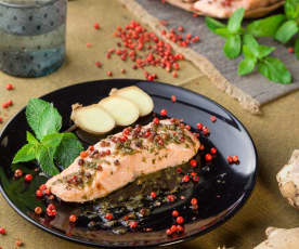 Salmone alla menta con pepe rosa e zenzero