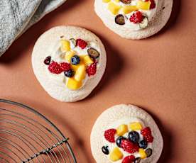 Wegańskie minibezy Pavlova z kokosową bitą śmietaną