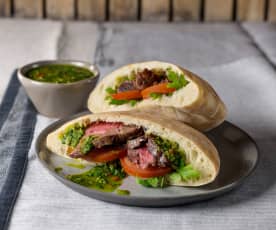 Pita-Sandwich gefüllt mit Steak und Chimichurri