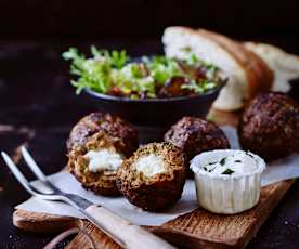 Lammfrikadellen mit Datteln und Feta