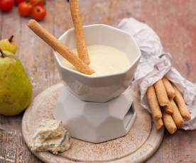 Fondue se sýrem s modrou plísní, hruškami a grissini
