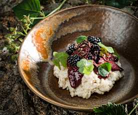 Milchreis mit Brombeer-Schokoladensauce