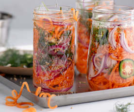 Pickles de carottes épicées en spirales