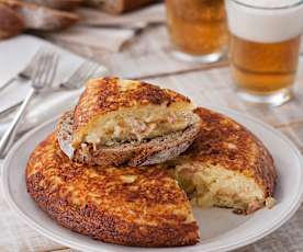 Tortilla de patata rellena de beicon y queso