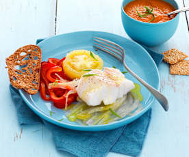 Cabillaud et petits légumes d’été à la vapeur et soupe froide tomate-courgette