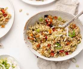 Ensalada de cebada con verduras de verano