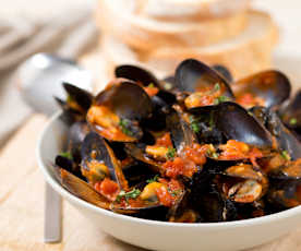 Chilli mussels with thyme and tomatoes