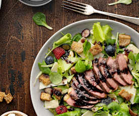 Salată cu piept de rață și vinegretă balsamică de afine