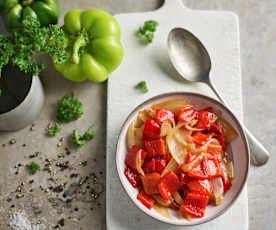 Faire sauter des poivrons rouges avec des oignons