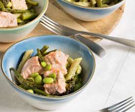 Pasta integral con salmón, espárragos, edamame y salsa de aguacate