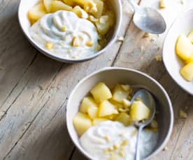 Mousse de yaourt, amandes et poires à la vanille
