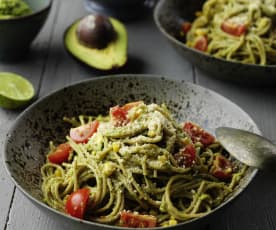 Esparguete integral com molho de abacate e 'parmesão' vegan