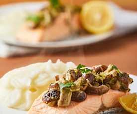 Salmón con hongos y puré de papa 