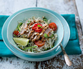 Asijský salát s hovězím masem a nudlemi