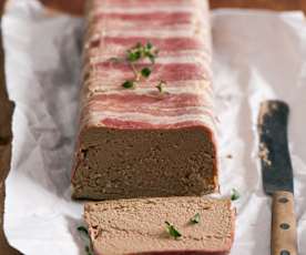 Pasztet wieprzowy zawinięty w boczek