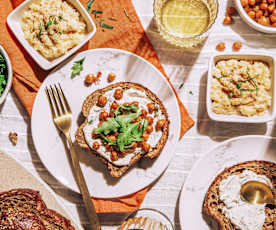 Tartine de ricotta méditerranéenne et œufs brouillés