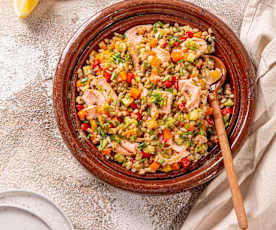 Insalata di orzo con verdure e salmone