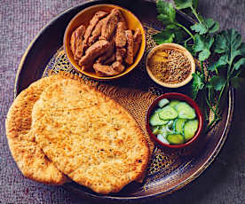 Filetto di maiale con salsa speziata al cocco e pane naan all'aglio