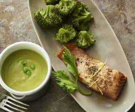 Crema di piselli e zenzero con salmone al limone e broccoli 