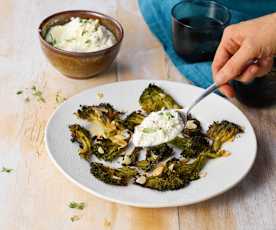 Smashed Brokkoli mit Schafskäse-Creme und Mandeln