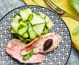 Filets de rouget sur ruban de courgette et tapenade