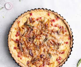 Tarta integral con salsa de cebolla
