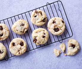 Cookies de chocolate blanco con pepitas negras