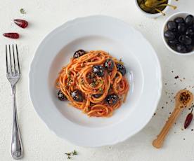 Spaghetti pomodoro, olive e capperi