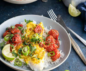 Bagt gurkemejefisk med tomatsalsa