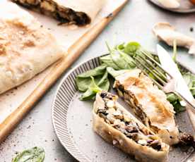 Strüdel salato con funghi, feta e spinaci