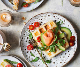 Gofres de hojaldre con salmón y queso fresco