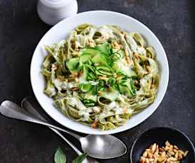 Tagliatelles au basilic, courgette et pignons