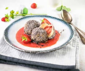 Erdbeer-Topfen-Knödel mit Mohn auf Erdbeerspiegel