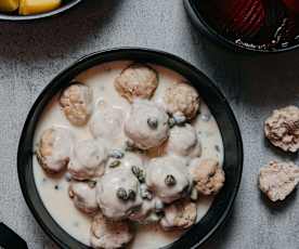 Masové kuličky v kaparové omáčce s bramborami