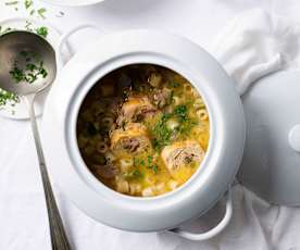 Sopa de pasta con champiñones y espárragos verdes con envoltini de pollo relleno