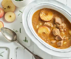 Goulash de ternera con papas y manzana