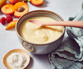 Vollkorngrieß-Milchbrei mit Obstpüree