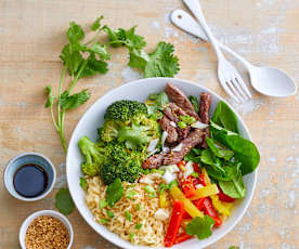 Sauté de bœuf, brocoli, poivron et nouilles à l'asiatique