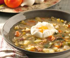 Sopa de verduras y jamón con huevo poché