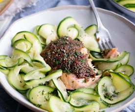 Salmón al horno con cintas de calabacín