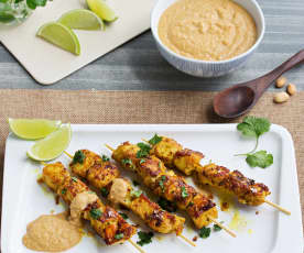 Satay de pollo con salsa de cacahuetes (Hestan Cue™)