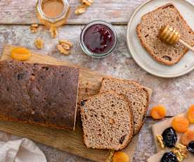 Brød med frugtstykker