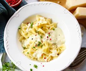 Farfalle mit Vier-Käse-Sauce