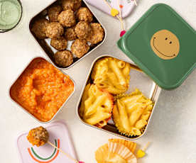 Pastabox: Nudelnester mit Gemüsesauce und Fleischbällchen