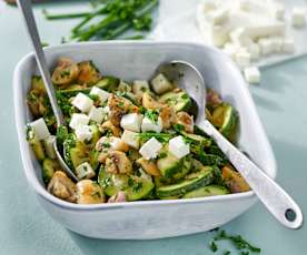Warmer Zucchini-Champignon-Salat mit Feta